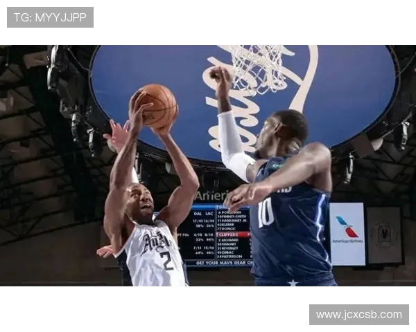 快船与湖人激战正酣 双方明星对决点燃洛杉矶篮球激情